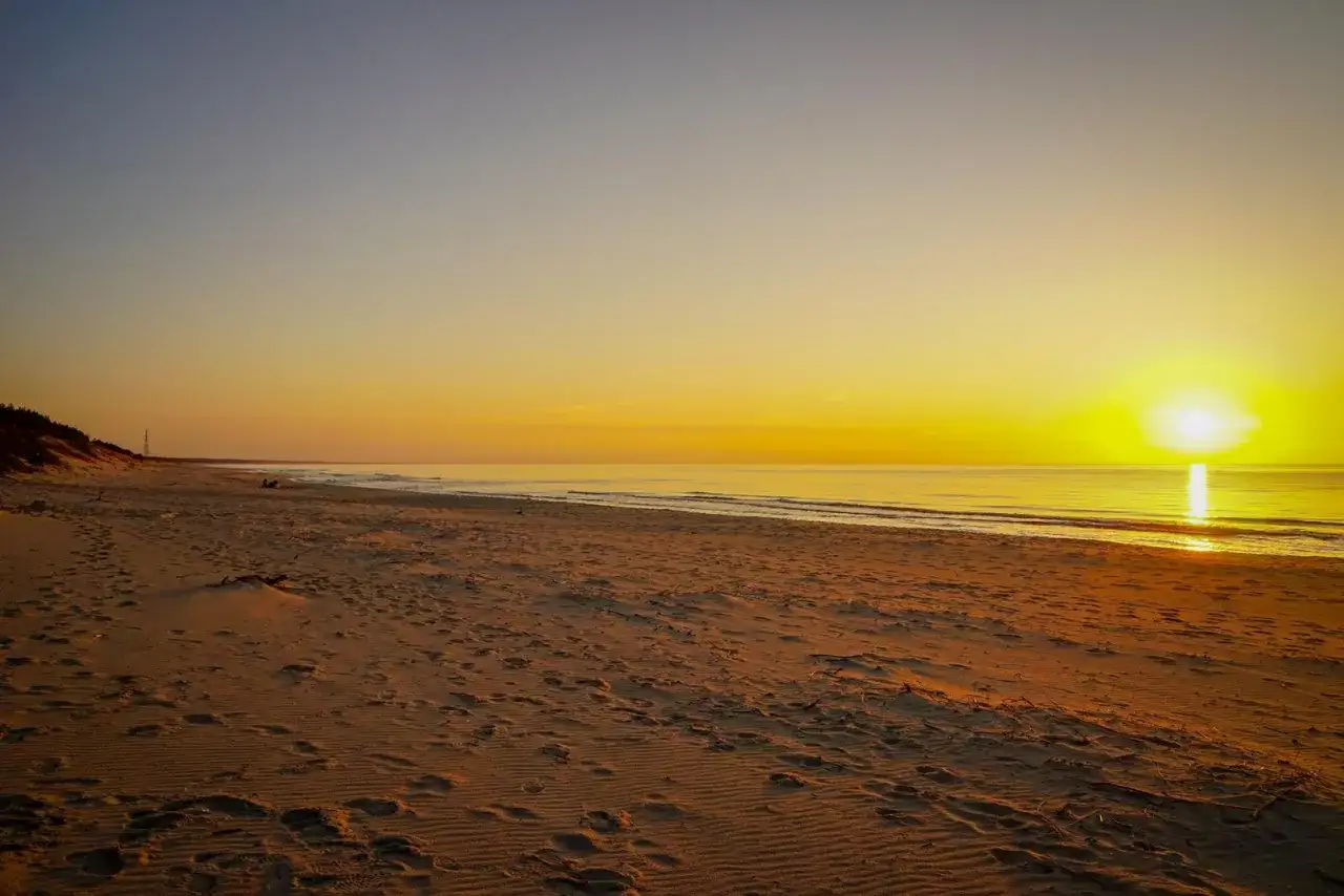 Zachód słońca nad morzem: Kiedy i gdzie oglądać? Poradnik
