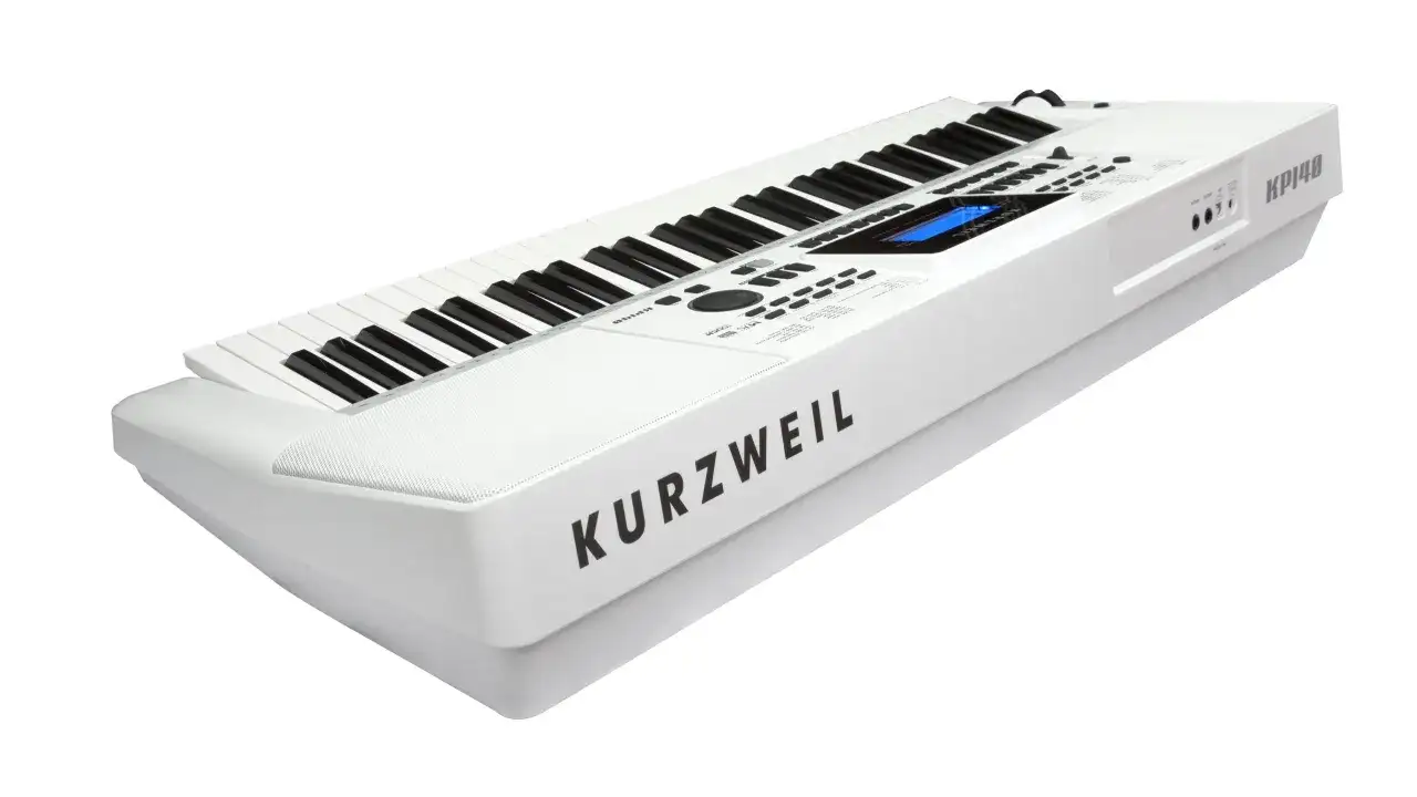 Biały keyboard Kurzweil KP140 z dynamiczną klawiaturą i niebieskim wyświetlaczem, gotowy do tworzenia muzyki.