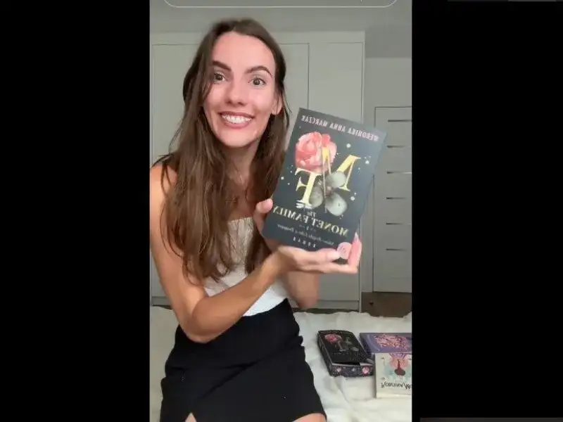 Weronika Marczak: Kim jest autorka "Rodziny Monet"? Od Wattpada do sukcesu