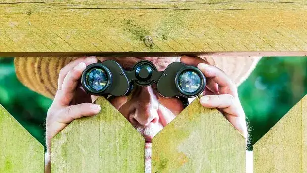 Czy ciekawość to grzech? Odkryj moralne dylematy tej cechy