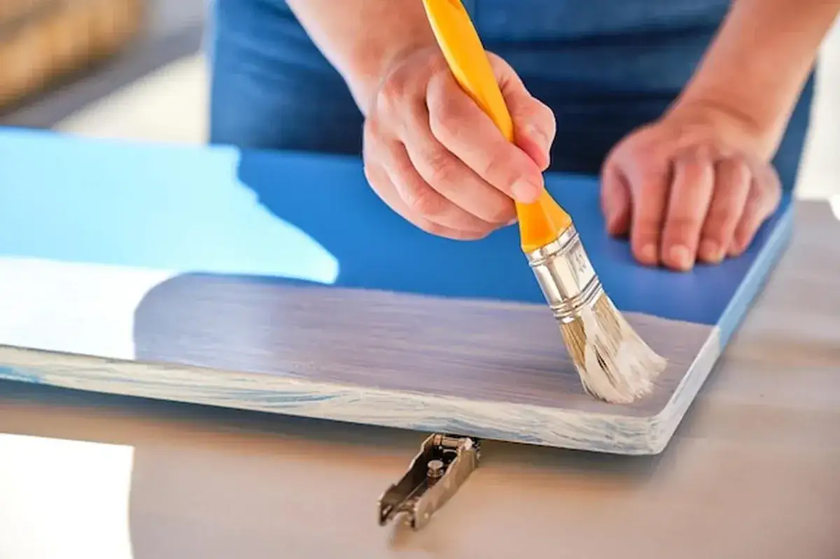 Jak pomalować szafkę z okleiny - proste kroki i najczęstsze błędy