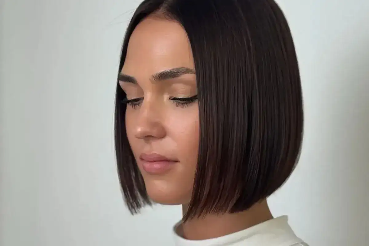 Idealne fryzury dla cienkich i rzadkich włosów: prosty bob dodaje objętości i lekkości.