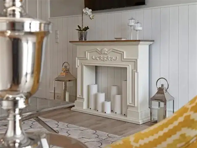 Jak ozdobić kominek: 10 inspirujących pomysłów na dekoracje