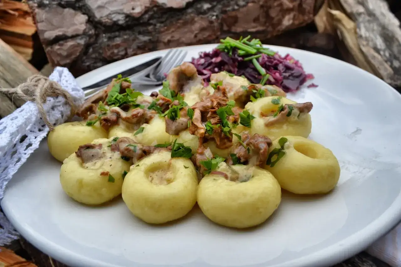 Jaką surówkę do klusek śląskich wybrać, by zaskoczyć gości?