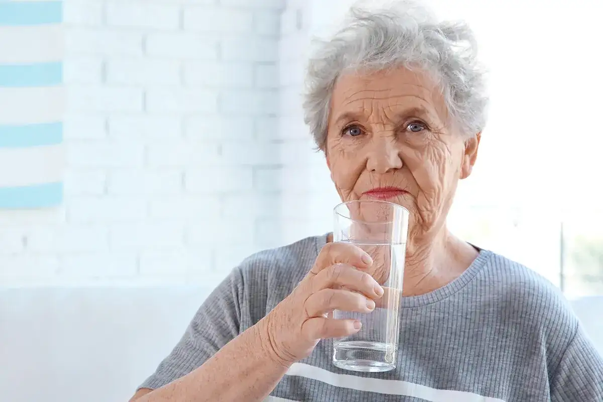 Jak skutecznie radzić sobie z odwodnieniem u starszej osoby?