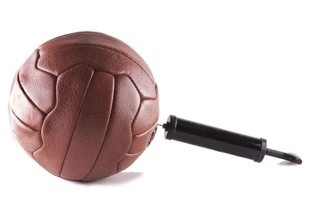 Jak wyjąć igłę z piłki bez ryzyka uszkodzenia wentyla?