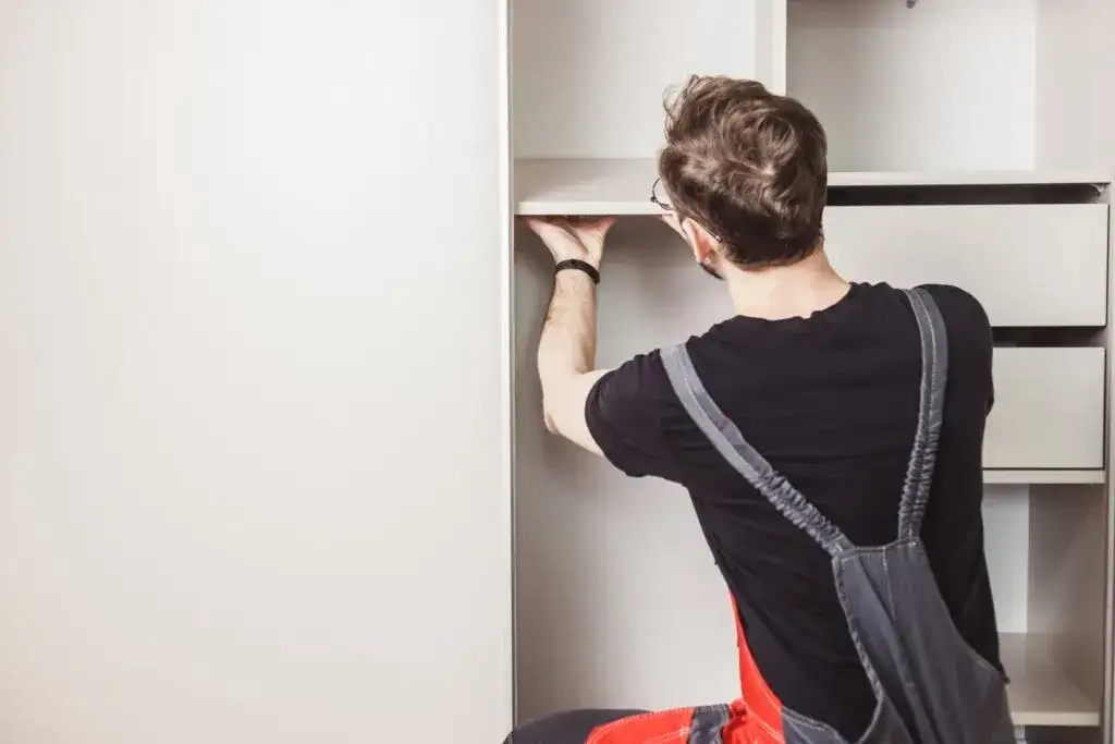 Jak zawiesić szafkę wiszącą - uniknij najczęstszych błędów w montażu