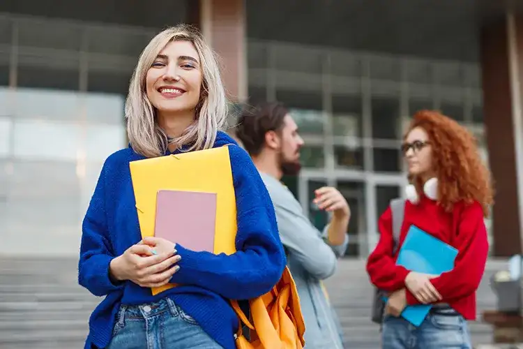 Czy słuchacz szkoły policealnej to uczeń? ZUS i zniżki do 26 lat