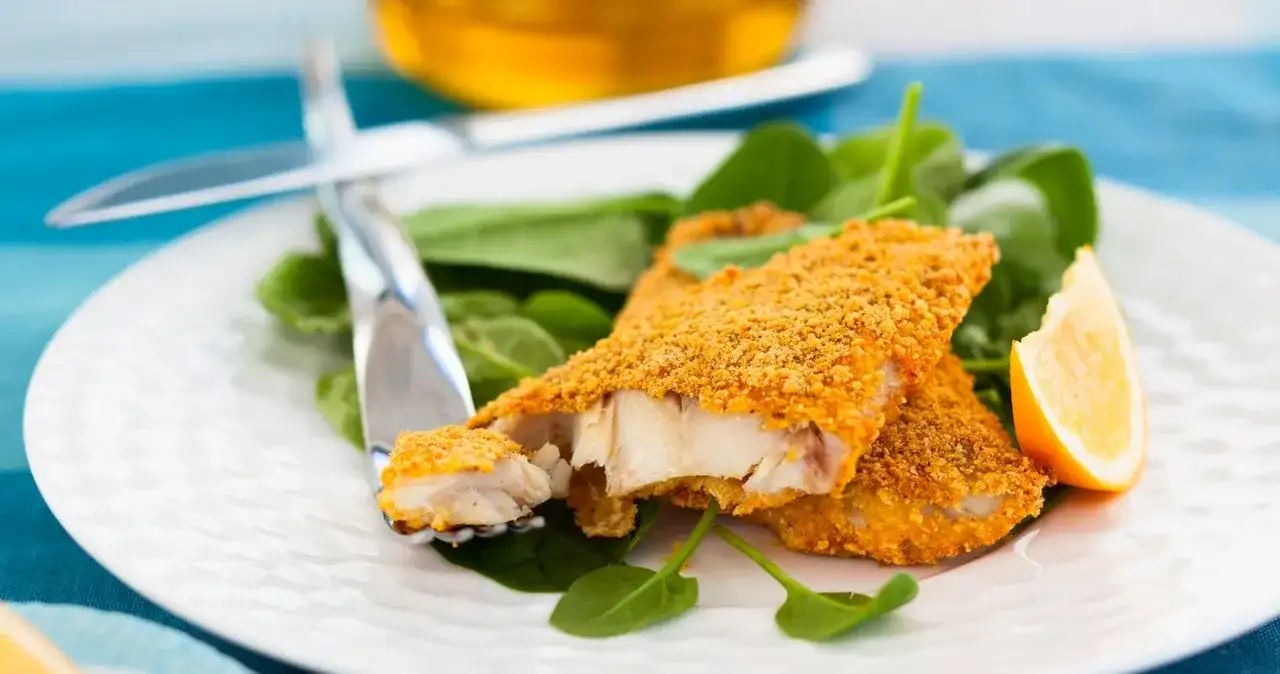 Jak panierować rybę, aby uniknąć opadającej panierki i uzyskać chrupkość