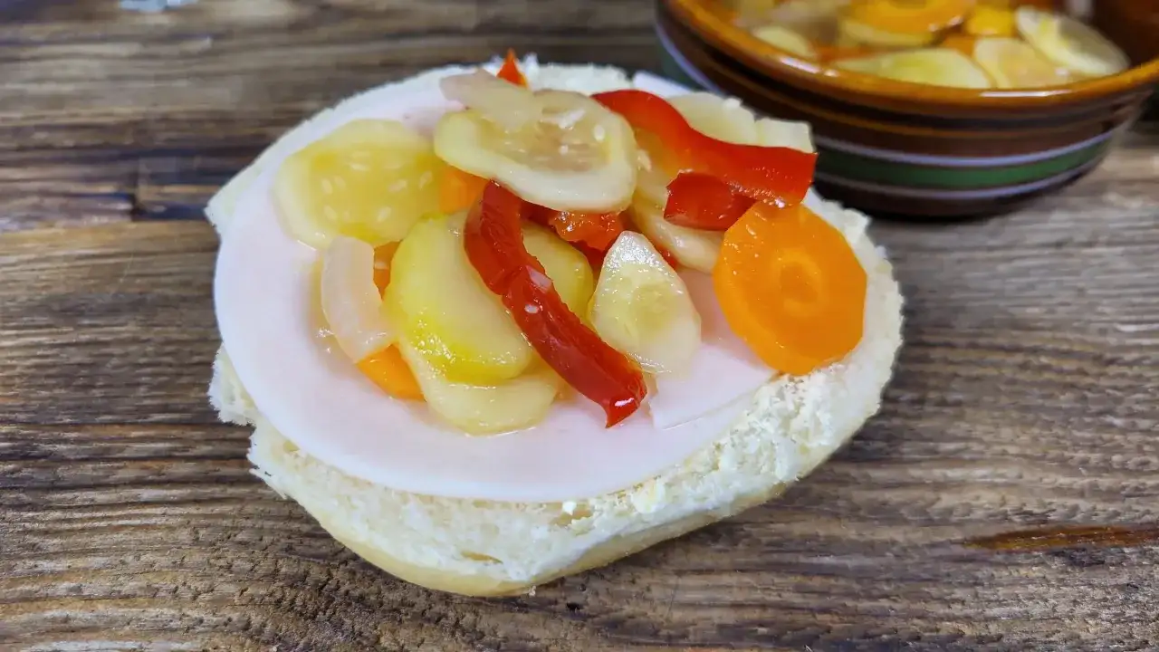 Kanapka z szynką i warzywami w zalewie, idealna do przygotowania sałatki szwedzkiej.