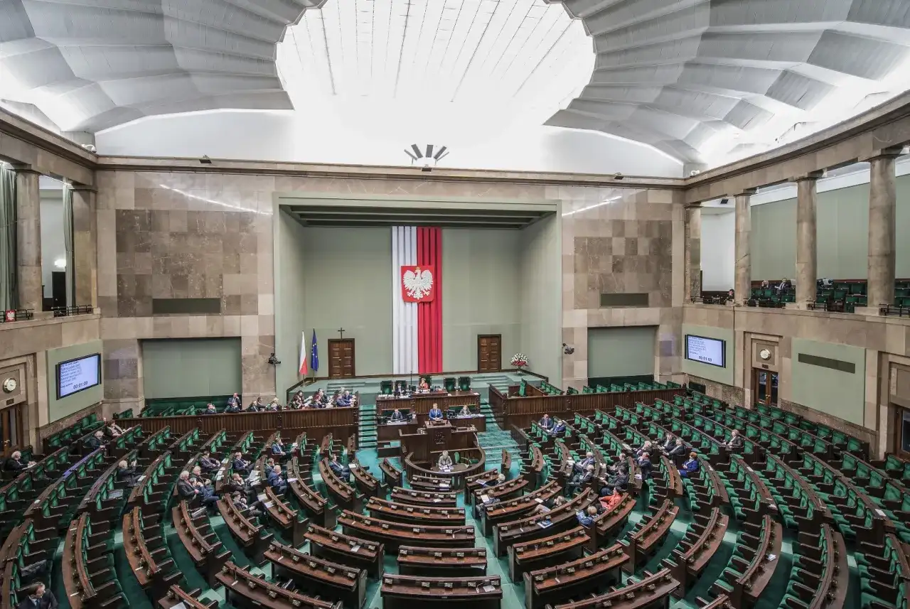 Posiedzenie Sejmu RP. Zastanawiasz się, jak zapisać się do partii? Tu zapadają ważne decyzje.
