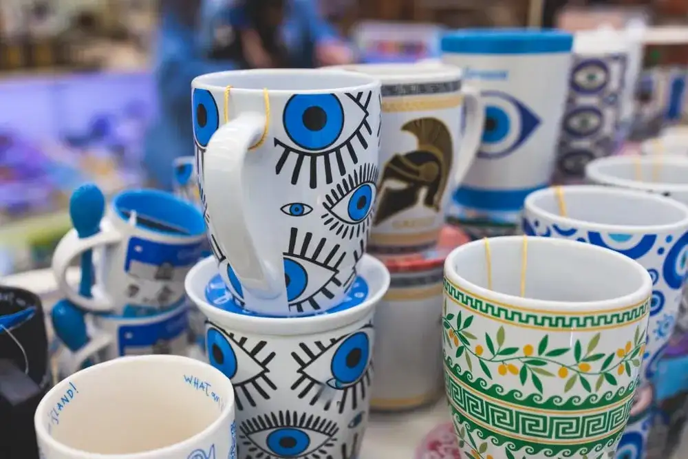 Najlepsze greckie pamiątki i produkty: przewodnik po zakupach