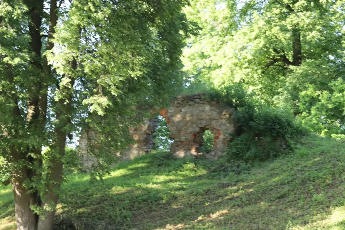 Ruiny zamku w Dąbrówce: historia, tajemnice i atrakcje turystyczne