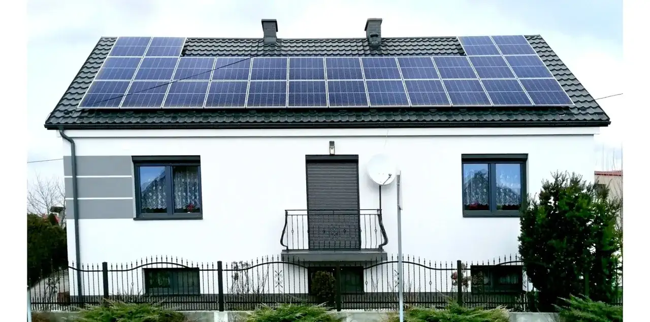 Fotowoltaika: Jak działa elektrownia słoneczna i oszczędza na prądzie?