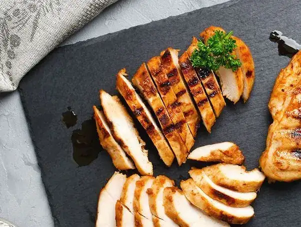 Jak ugotować soczysty filet z kurczaka? Sekret idealnego mięsa