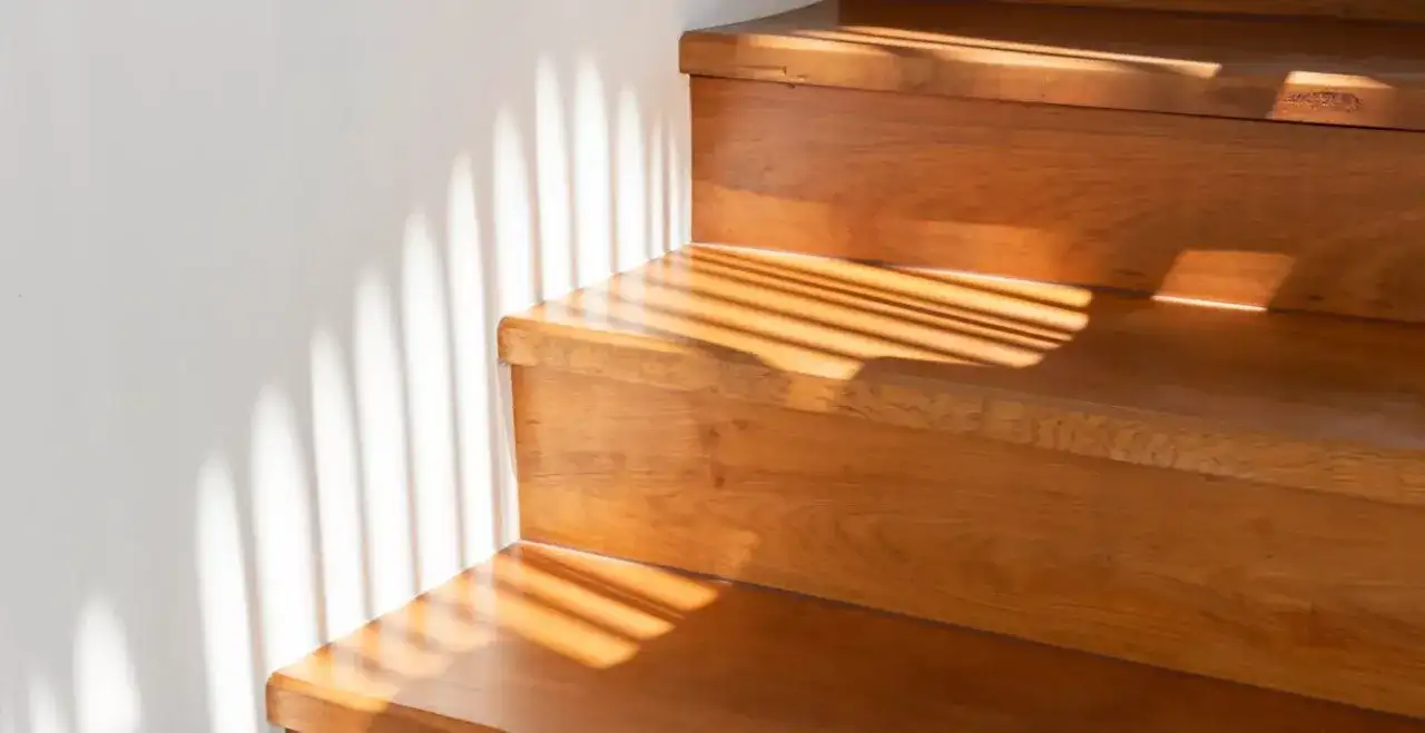 Skrzypiące schody drewniane co zrobić? Sprawdzone metody naprawy