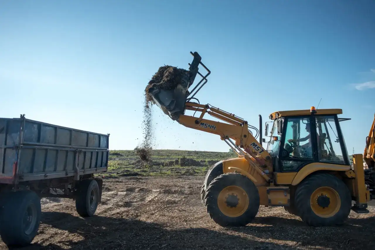 Ile kosztuje ciężarówka ziemi? Ceny, porady i jak nie przepłacić