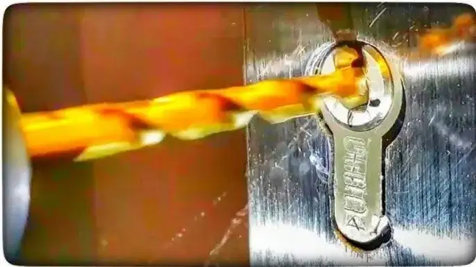 Jak rozwiercić wkładkę w drzwiach bez uszkodzenia zamka i drzwi