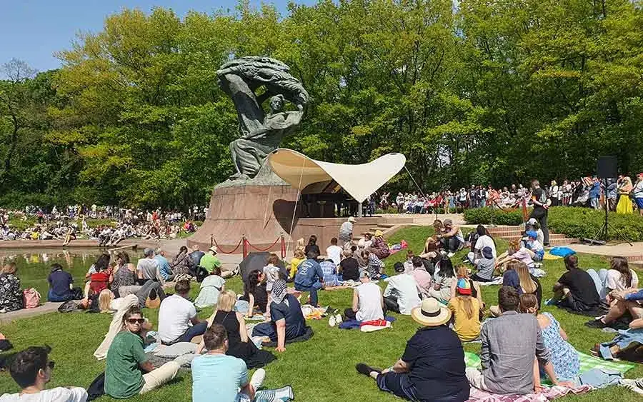 Koncert Chopina w Łazienkach: Ile trwa? Wszystko, co musisz wiedzieć