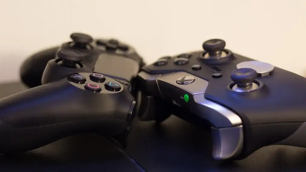 Jakie są główne różnice między konsolami PlayStation i Xbox?