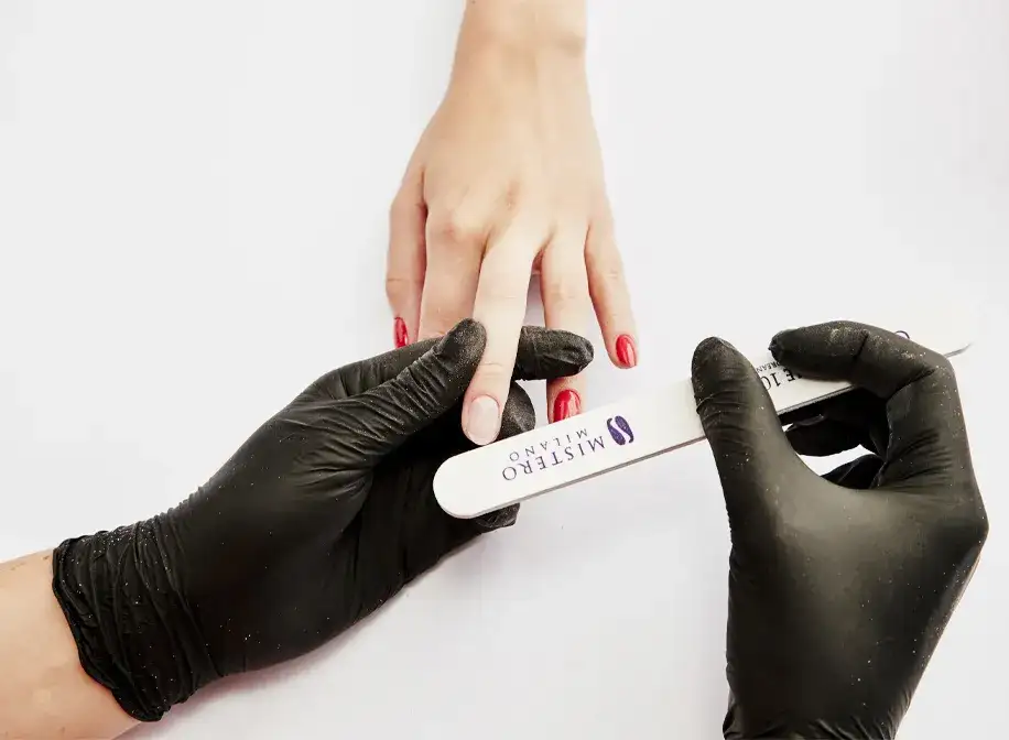 Jak bezpiecznie zdjąć paznokcie żelowe/akrylowe w domu? Poradnik