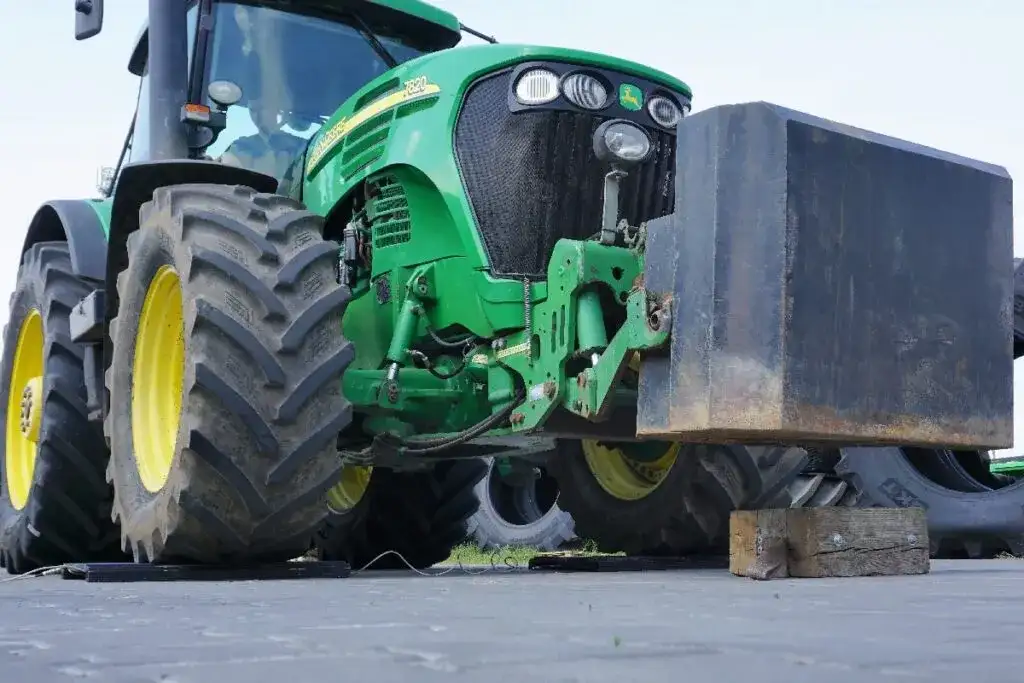 Jak dobrać balast do ciągnika, aby uniknąć problemów z stabilnością