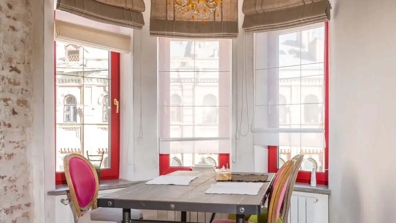 Firanki jak rolety rzymskie – nowoczesne rozwiązania do Twojego wnętrza