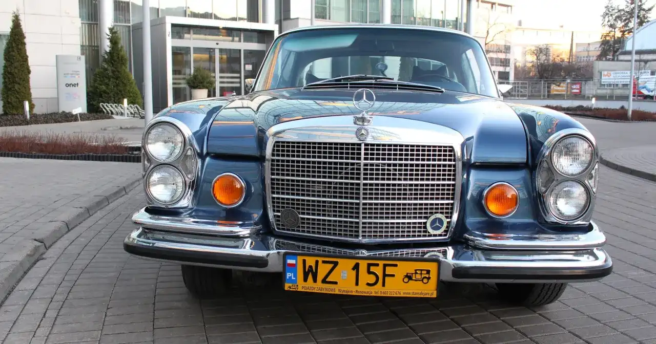 Klasyczny Mercedes, idealny na ubezpieczenie samochodu powyżej 25 lat. Luksus i styl na drodze.