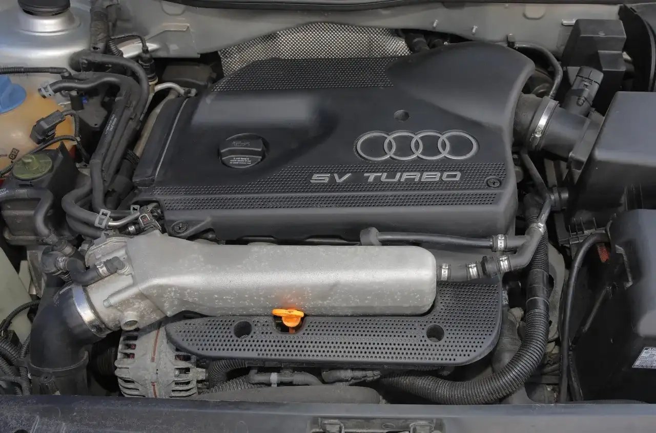 Silnik Audi 1.8T z napisem "SV TURBO". Zastanawiasz się, jakie Audi wybrać? Ten silnik to świetny wybór!