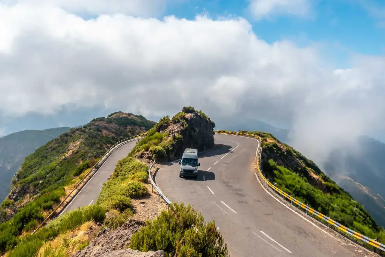 Kręta droga na szczyt góry, idealna na podróż kamperem. Kiedy najlepiej na Maderę? Wiosna i jesień oferują łagodną pogodę.