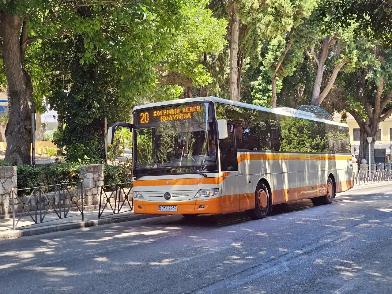 Rodos: Gdzie zatrzymuje się autobus? Planuj podróż bez stresu