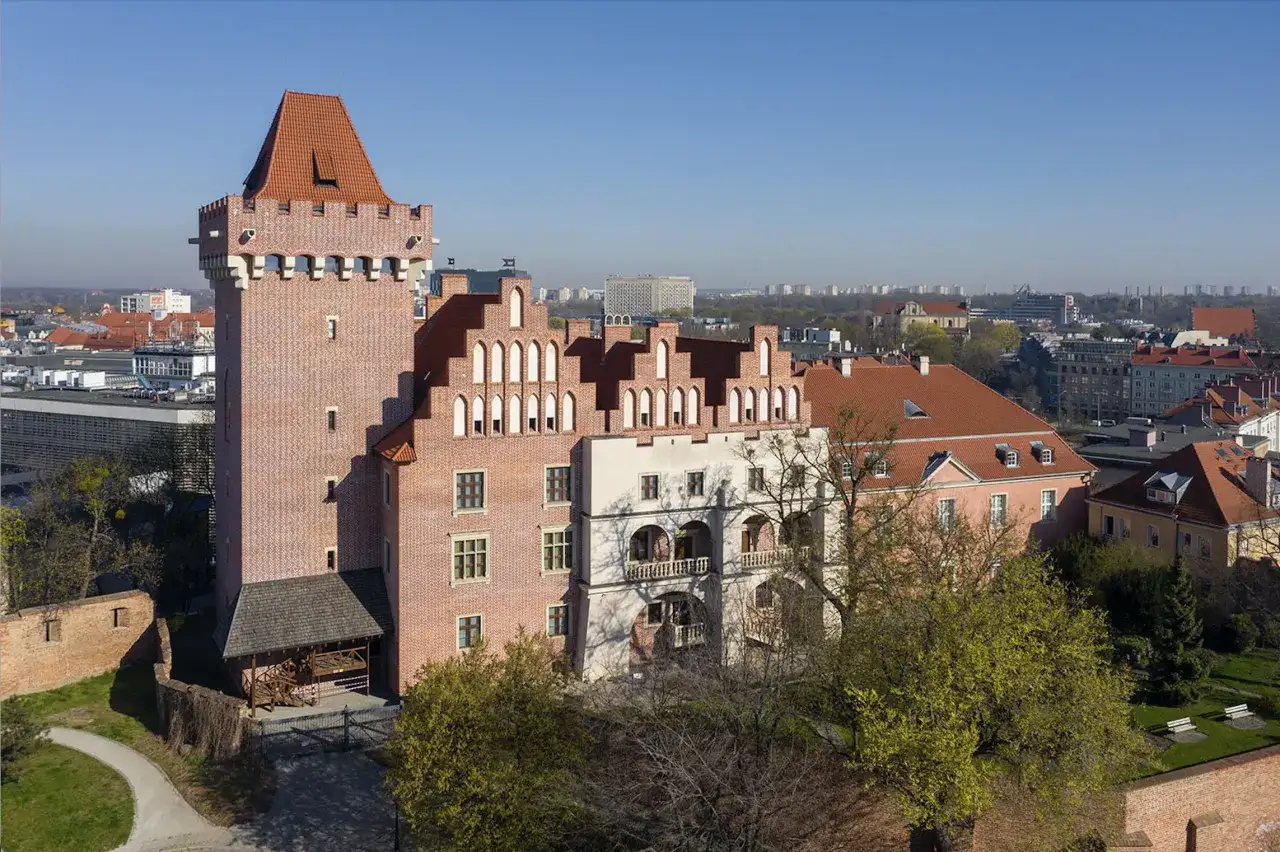 Zamek Królewski w Poznaniu z wieżą i dziedzińcem.