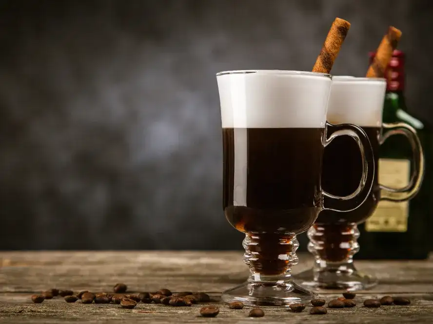 Sekrety szklanek: Jak kształt zmienia smak? Wybierz idealne!