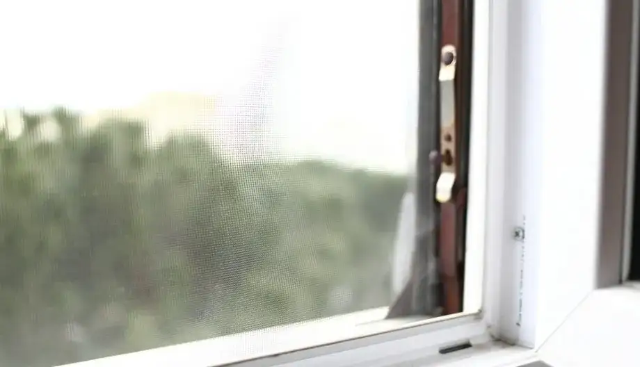 Jak zamontować siatkę na okno - proste kroki, uniknij błędów