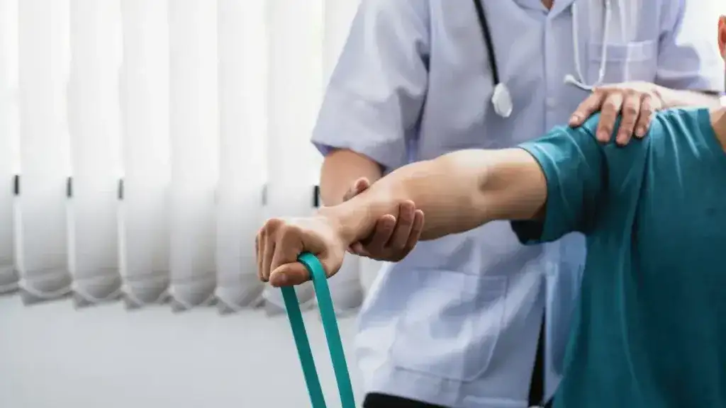 Lekarz rehabilitacji wystawi L4? Tak! Poznaj zasady i prawa