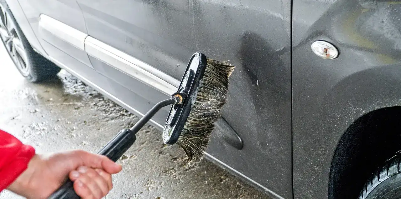 Mycie samochodu szczotką na myjni bezdotykowej.