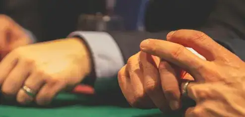 Motyw kasyna w kinie i filmach: błyskotliwa rozrywka, ryzyko i złudzenia