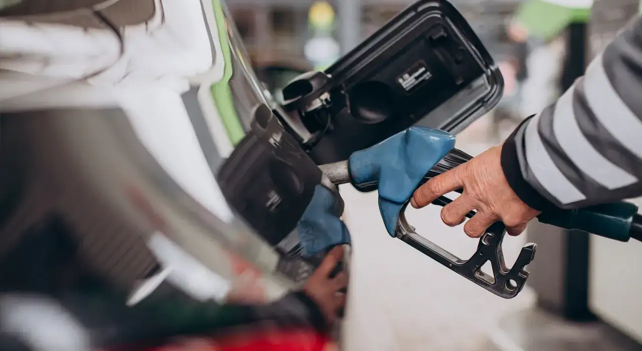 Skuteczne metody, jak usunąć zapach benzyny z samochodu i domu