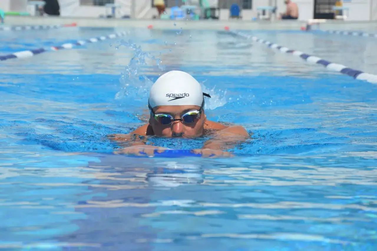 Jak nauczyć się pływać kraulem - proste kroki dla początkujących