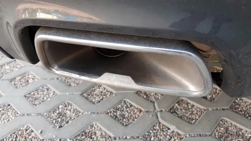 Jak skutecznie wyczyścić końcówkę wydechu i przywrócić jej blask