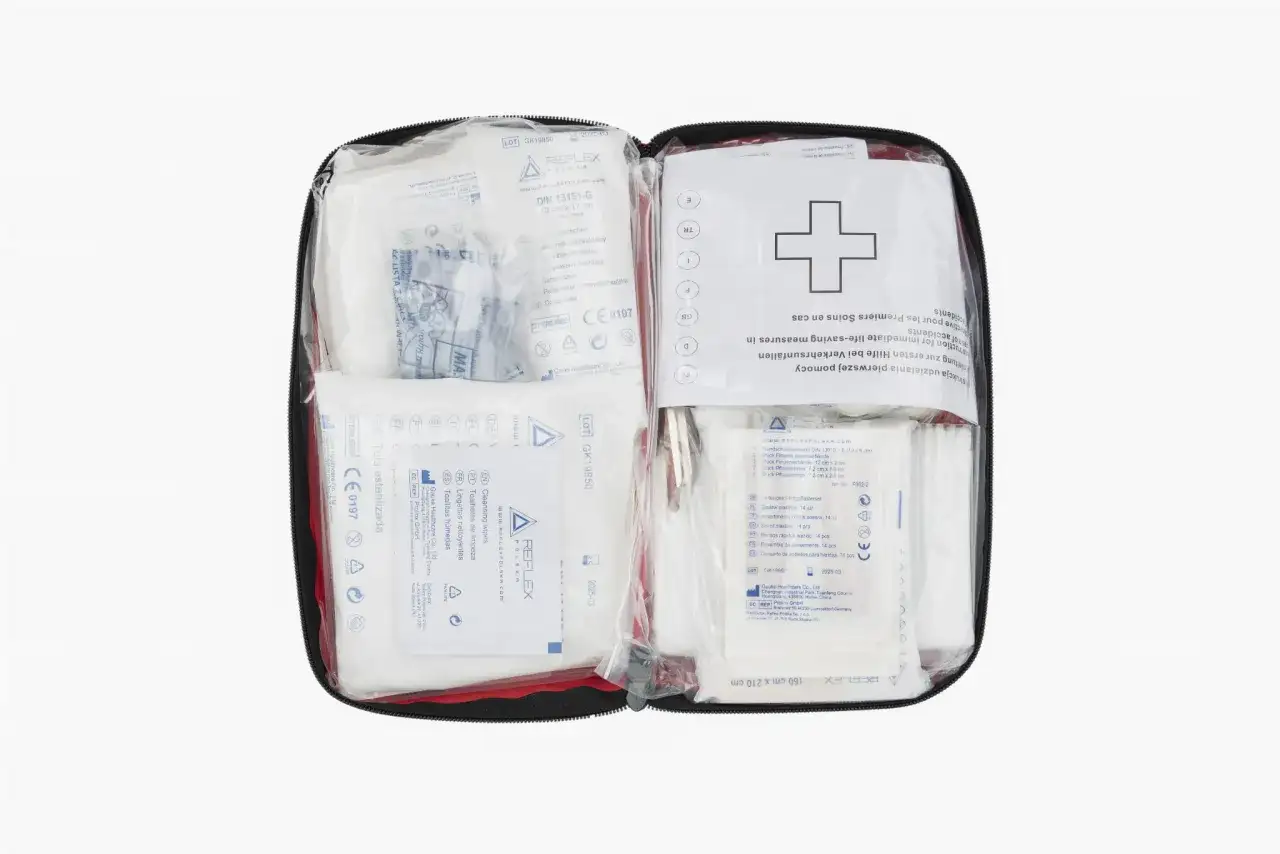 Zawartość apteczki samochodowej: bandaże, plastry, chusteczki. Wszystko, co powinna zawierać apteczka samochodowa, by zapewnić bezpieczeństwo w podróży.