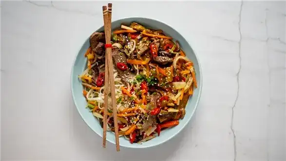 Jaki sos do makaronu z warzywami? Odkryj pyszne przepisy i porady