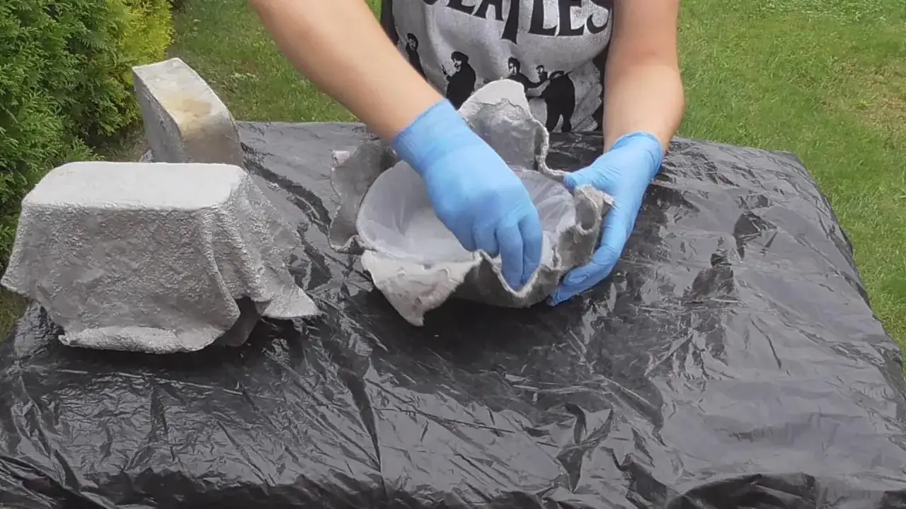 Jak zrobić kwietnik z jeansów i cementu? Trwały DIY krok po kroku