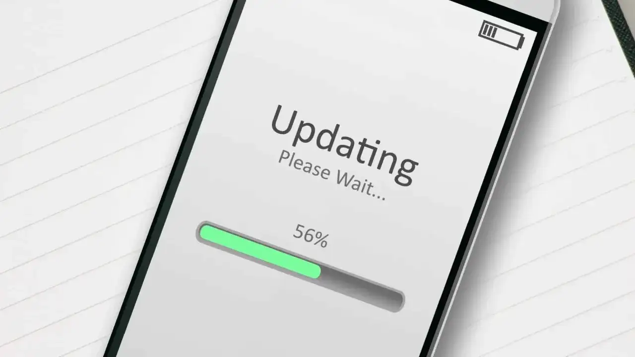 Ekran telefonu z napisem "Updating" i paskiem postępu 56%.