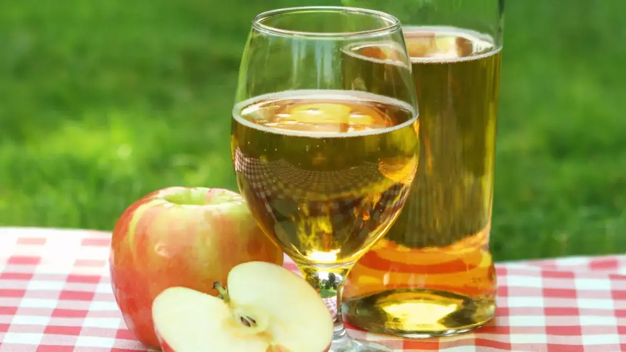 Cydr i wino jabłkowe: Domowy napój alkoholowy z jabłek krok po kroku