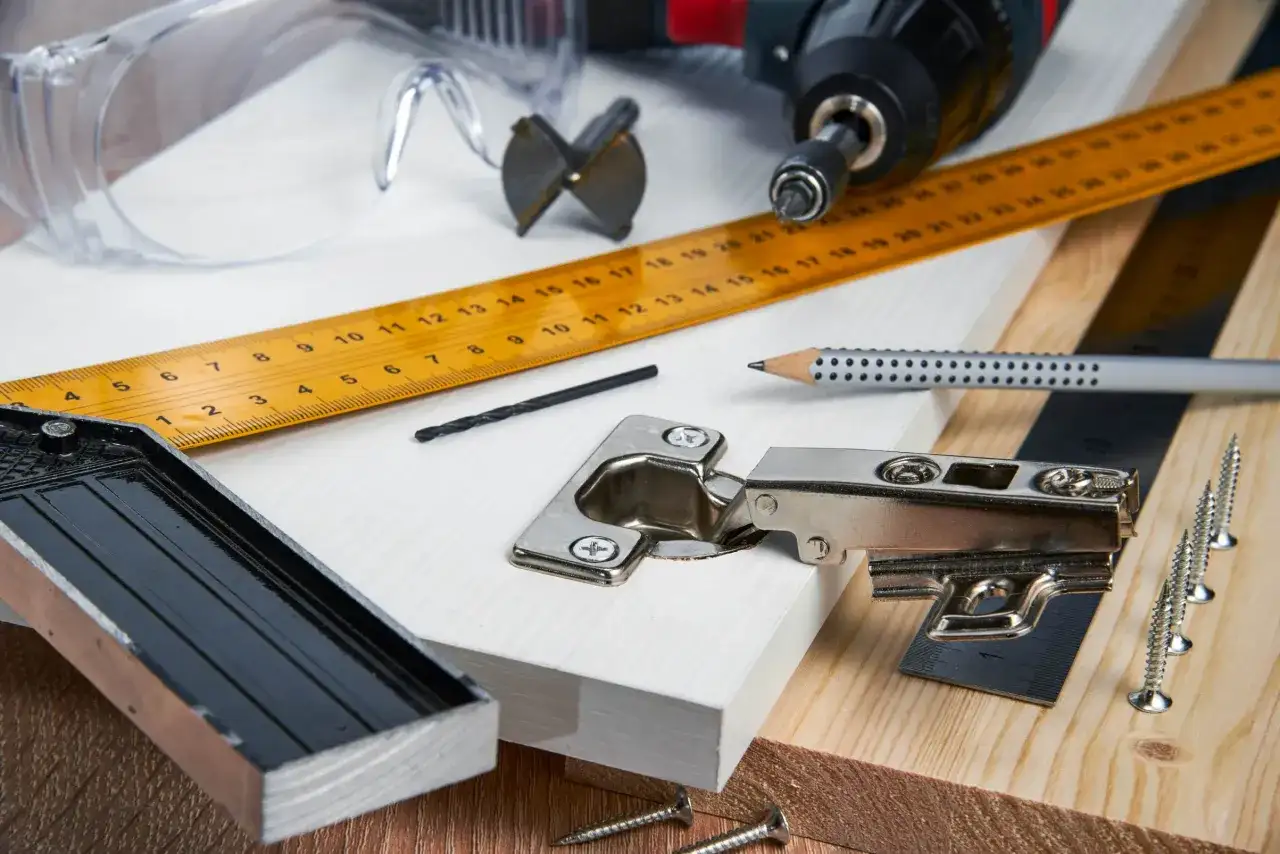 Opadające drzwiczki? Napraw zawias w szafce w 5 minut! Poradnik