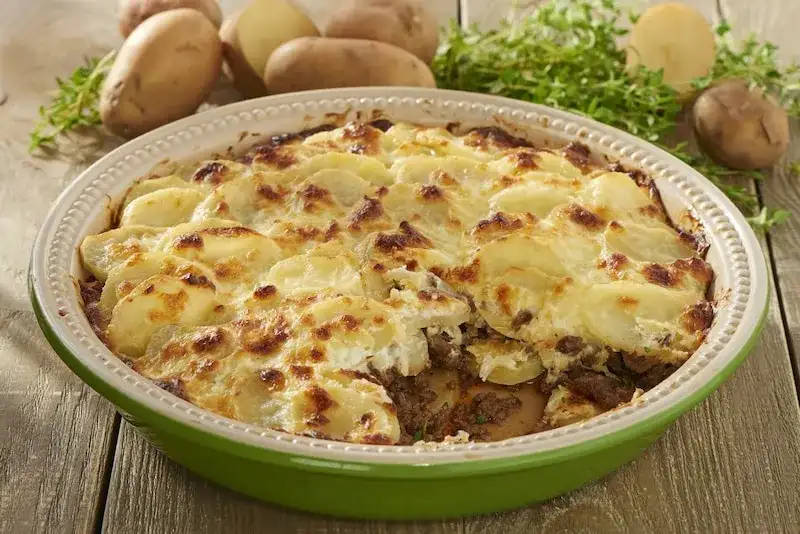 Zapiekanka z mięsem mielonym i ziemniakami: przepis krok po kroku