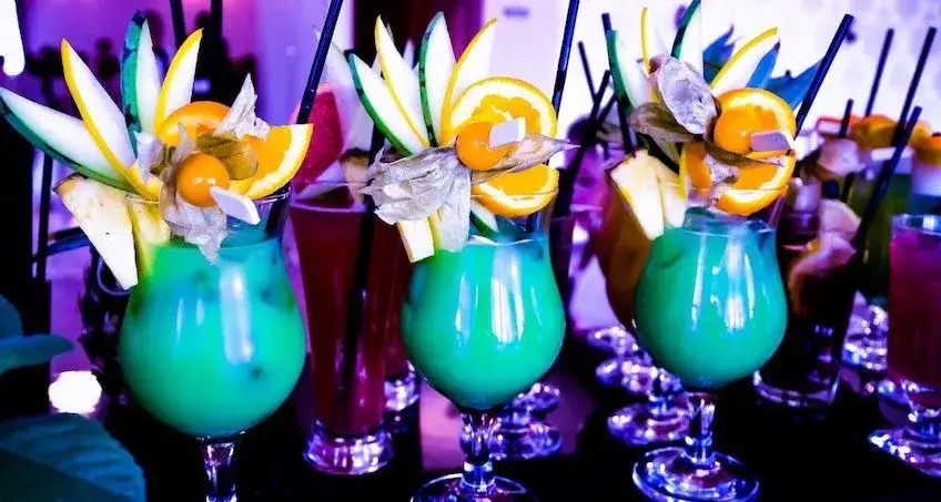Najlepsze drinki z blue curacao i sokiem pomarańczowym na imprezę