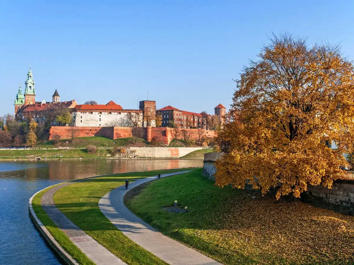Jesień nad Wisłą, Wawel w tle. Idealne miejsce na tani wypad na weekend w Polsce.