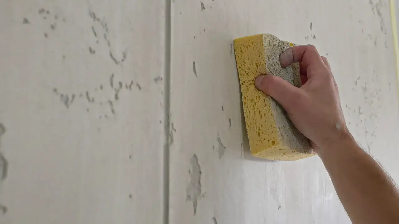 Beton dekoracyjny DIY: Jak krok po kroku stworzyć idealną ścianę?